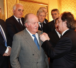 Imposición a Su Majestad el Rey Don Juan Carlos de la Insignia de Oro de la Asociación Española de la Prensa Deportiva